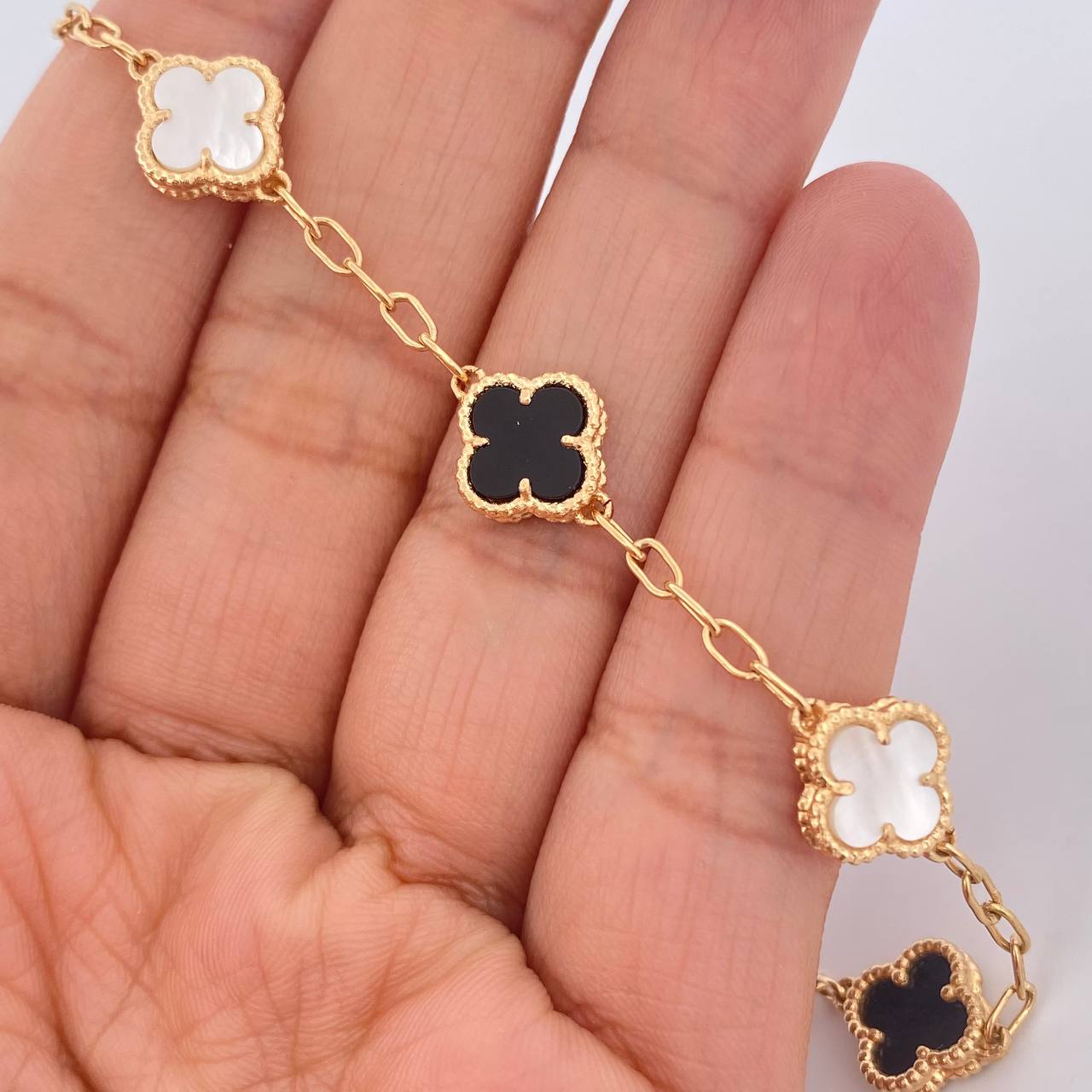 Clover Bracelet Box 6.6gr / 7 1/4 in / 18K Gold $