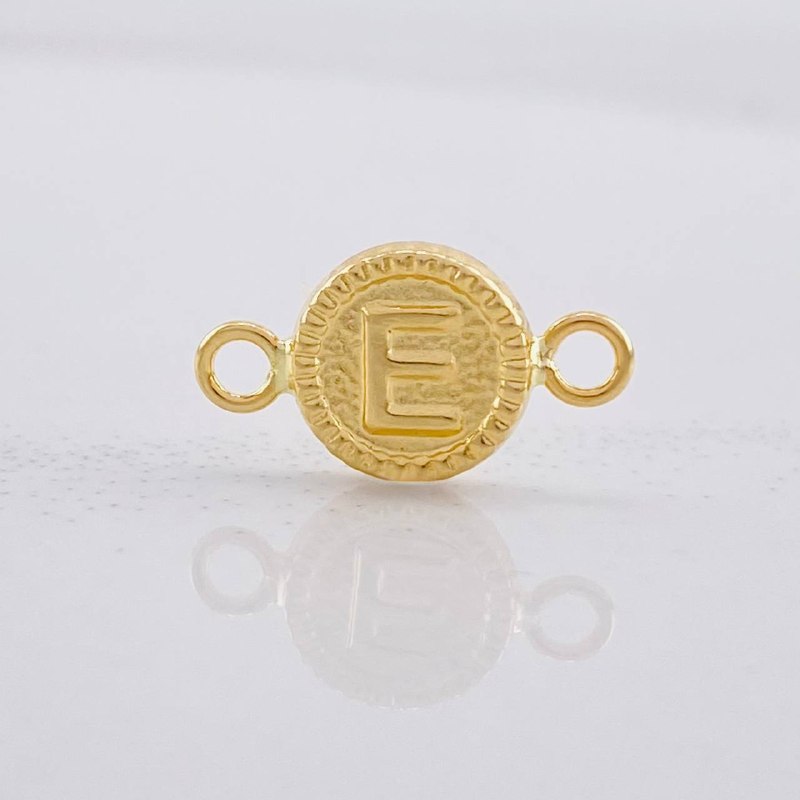 Charm Circle Letter E 0.4g / 1/2 in 18K Yellow Gold
