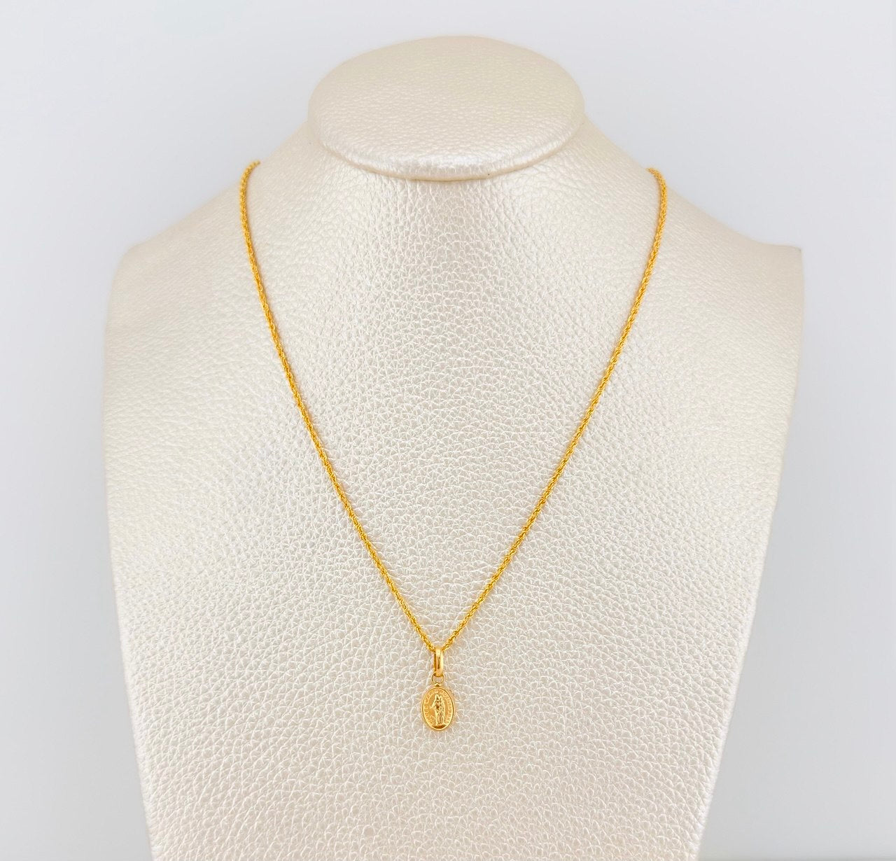 Rope Chain Set + Virgin of Carmen Pendant / 1.2 g / 17 3/4 in 18K Yellow Gold