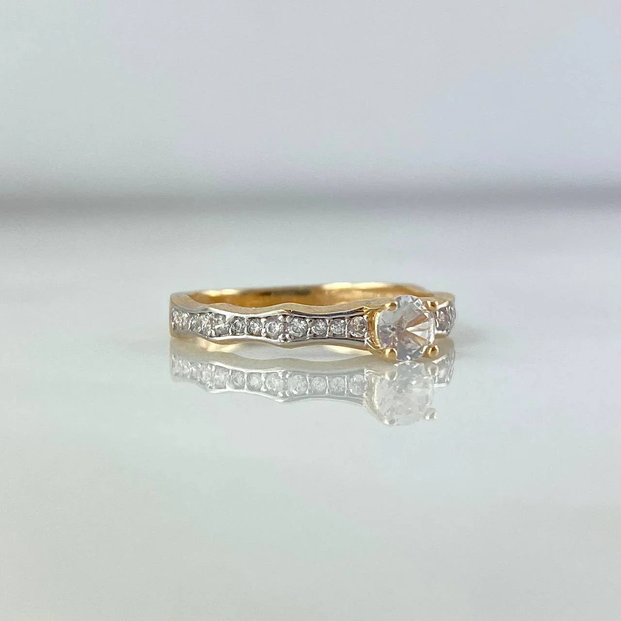 Churumbela Ring 1.9gr / Size 6 / White Zircons Yellow Gold &