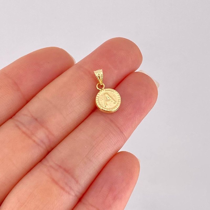Pendant Circle Letter A 0.4g / 1/2 in 18K Yellow Gold