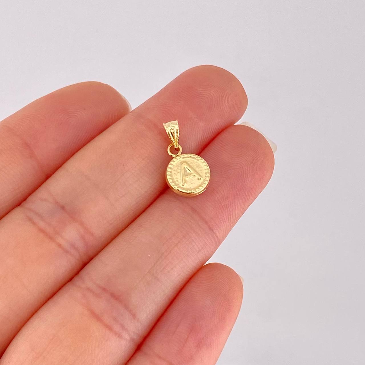 Dije Circulo Letra A 0.4g / 1/2 in Oro Amarillo 18K