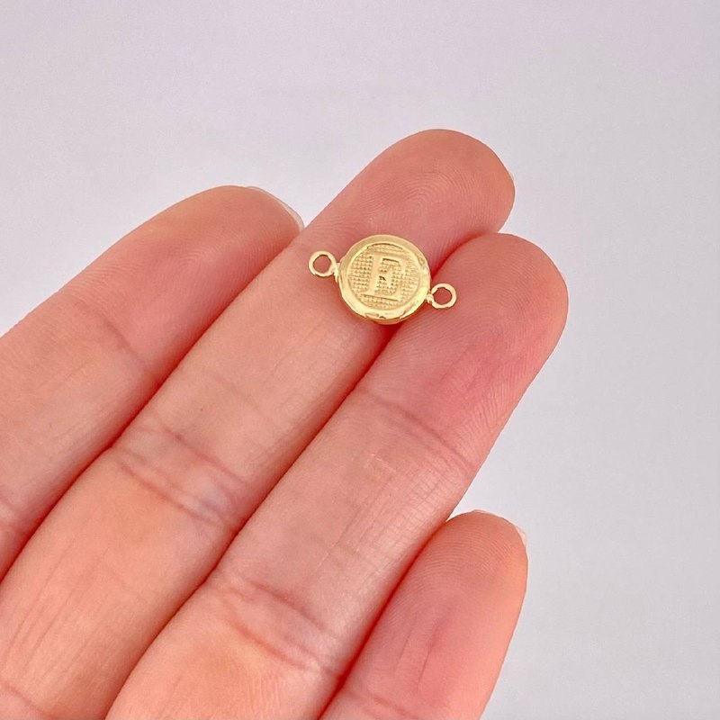 Herraje Circulo Letra E 0.35g / 1/2 in Oro Amarillo 18K