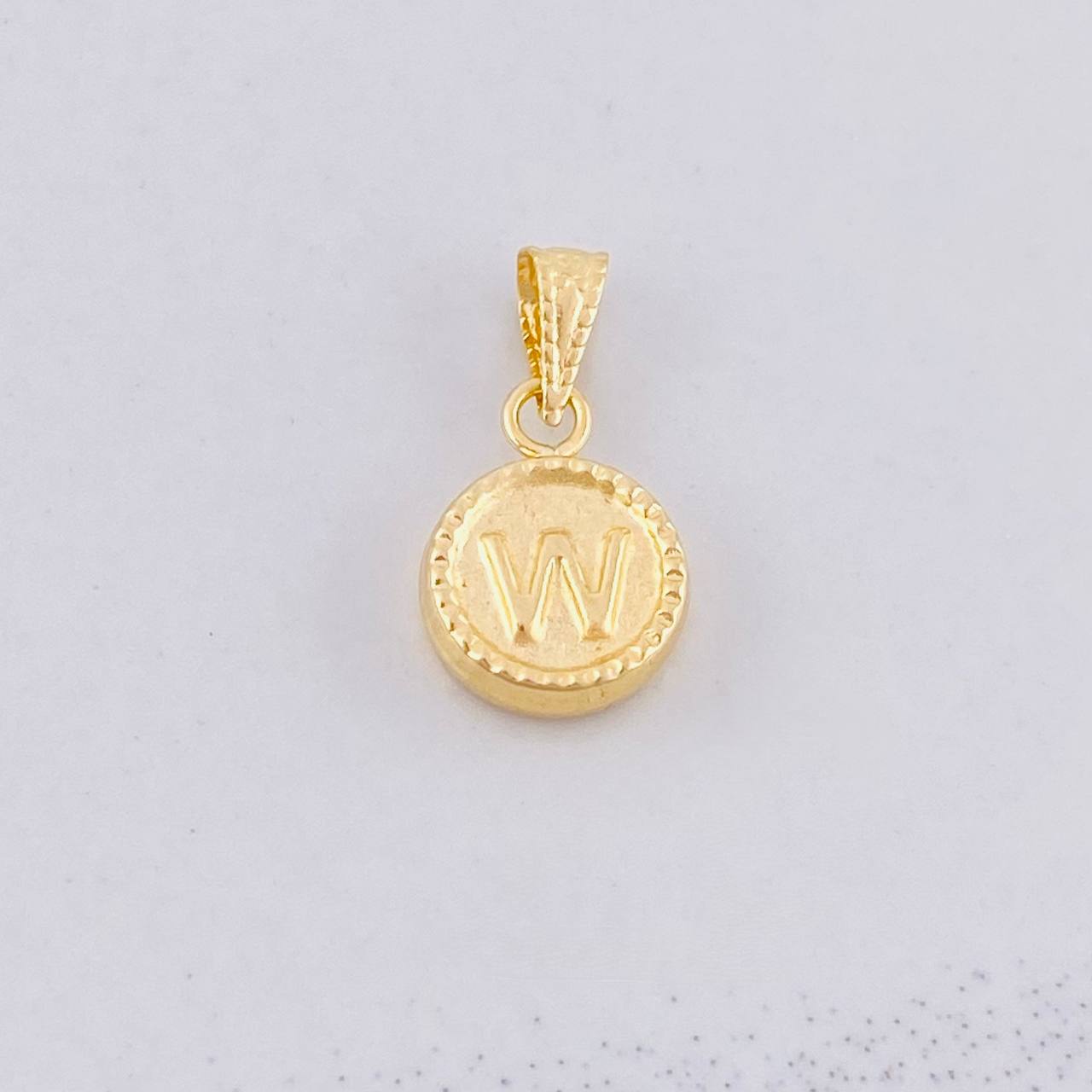 Dije Circulo Letra W 0.45g / 1/2 in Oro Amarillo 18K