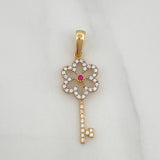 Dije Llave Flor 1.35gr / 1 1/4 in / Dos Oros Amarillo Blanco 18K &