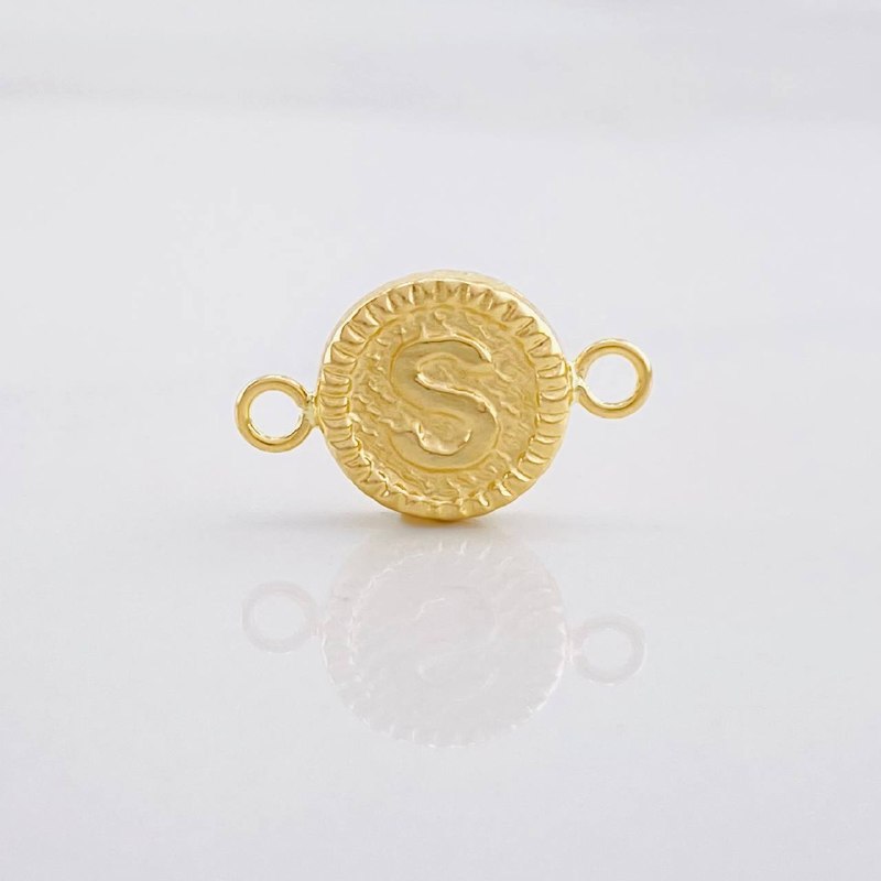 Charm Circle Letter S 0.6g / 3/4 in 18K Yellow Gold