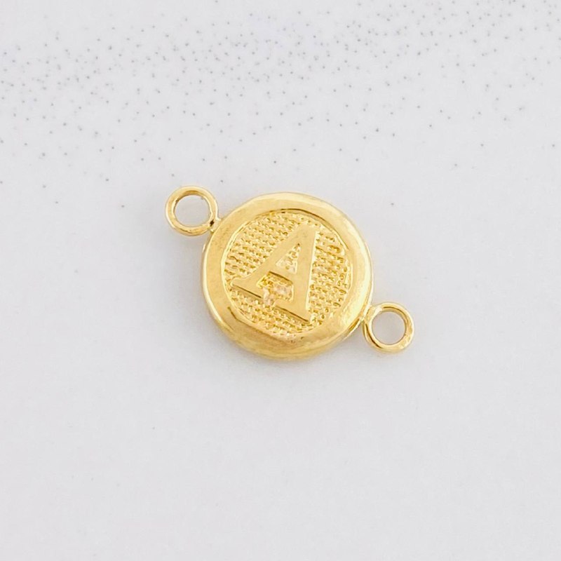 Charm Circle Letter A 0.4g / 1/2 in 18K Yellow Gold