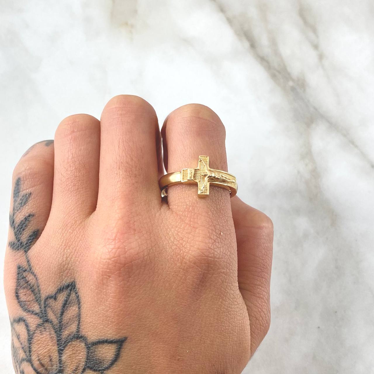 Anillo Cruz Cristo Texturizado 4.55gr / T10 3/4 / Oro Amarillo 18K *