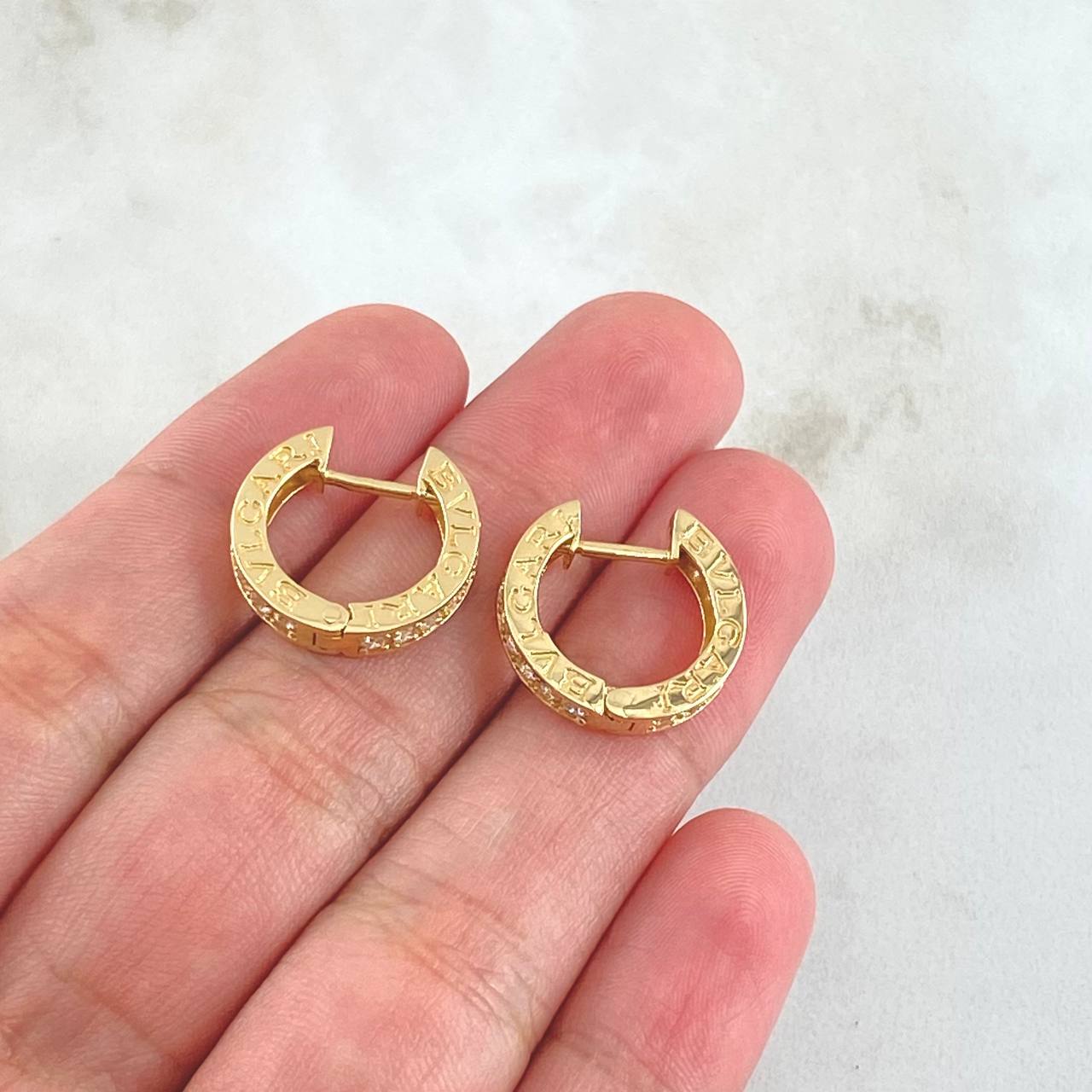 Hoop Earrings 4.85gr / 0.7in / White Zirconia 18K Gold ©