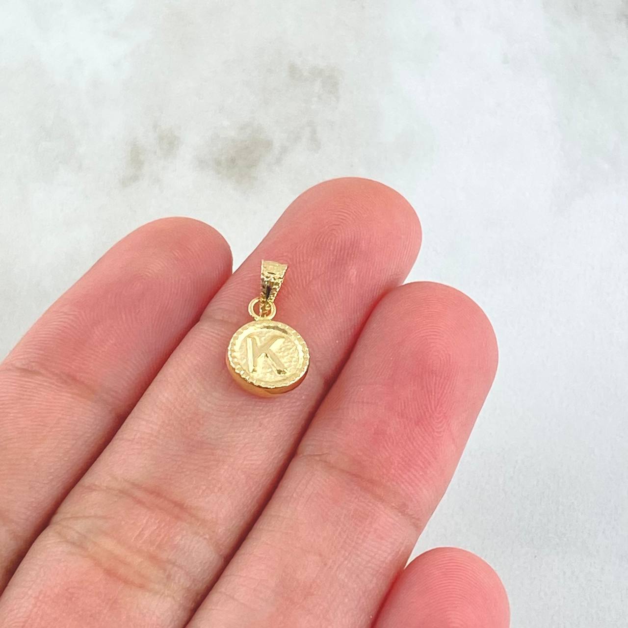Dije Letra K 0.4gr / 1.4cm / Circulo Cargador Bordeado Oro Amarillo 18K