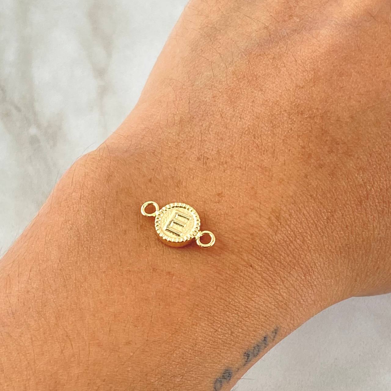Herraje Letra E 0.45gr / 1.5cm / Oro 18K