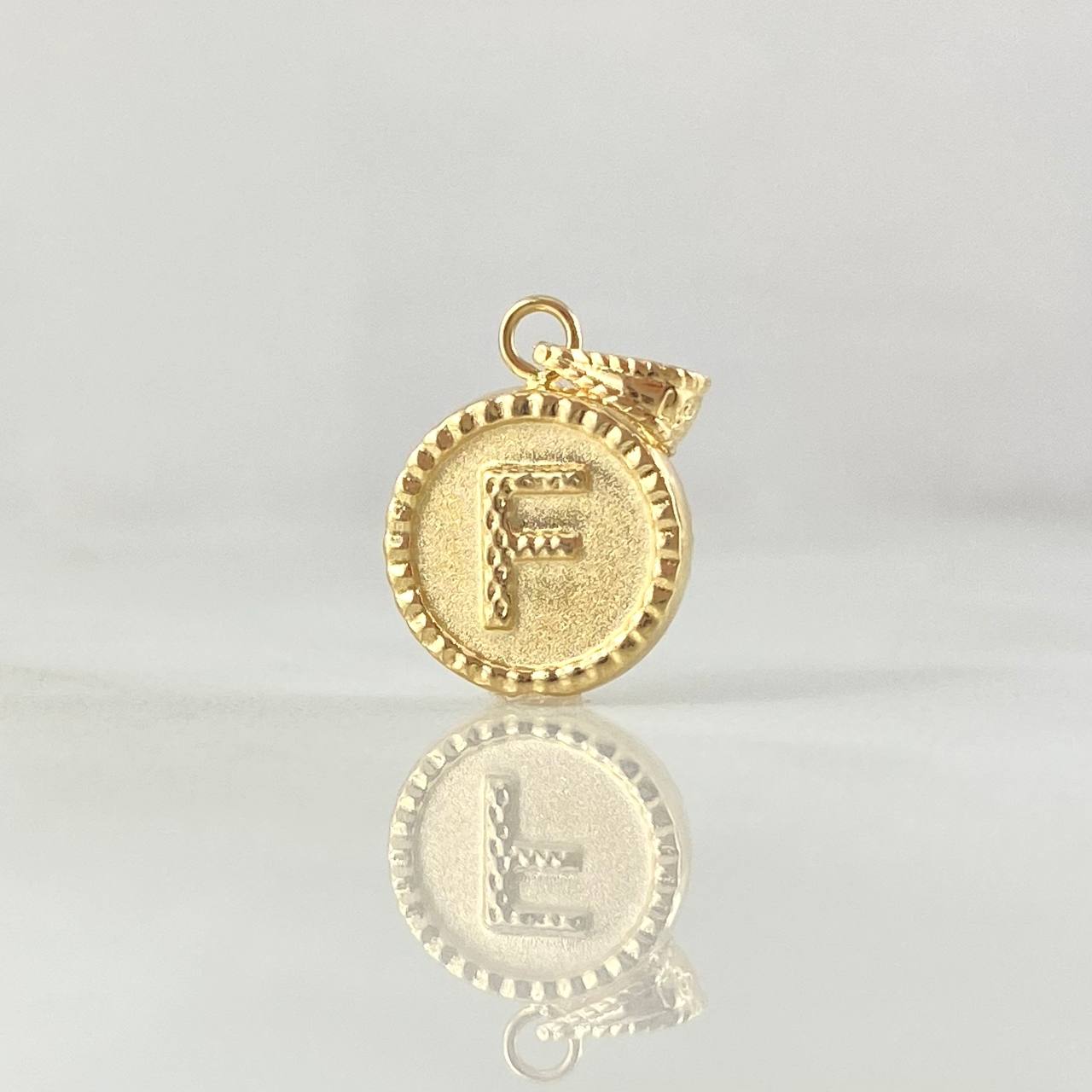 Dije Letra F 0.35gr / 1.5cm / Circulo Texturizado Oro Amarillo 18K