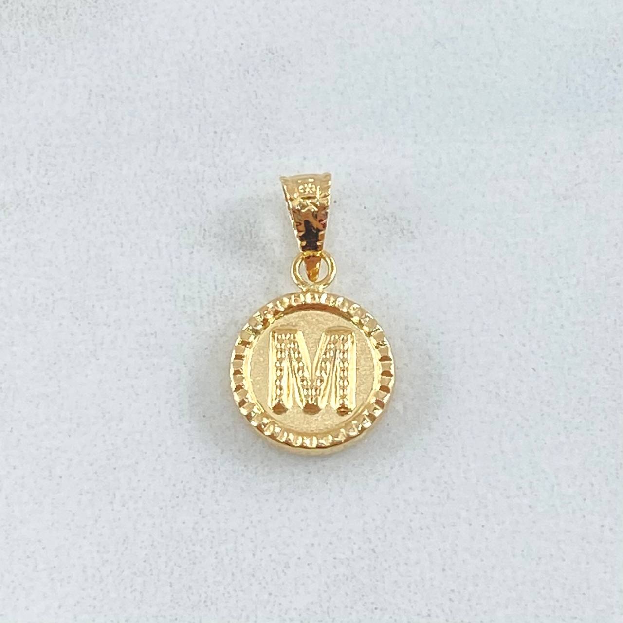 Dije Letra M 0.6gr / 1.7cm-Mate-Bordeado Oro Amarillo 18K ©
