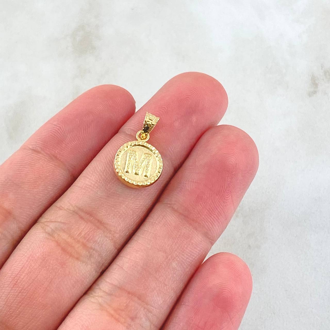 Dije Letra M 0.6gr / 1.7cm / Circulo Cargador Bordeado Oro Amarillo 18K