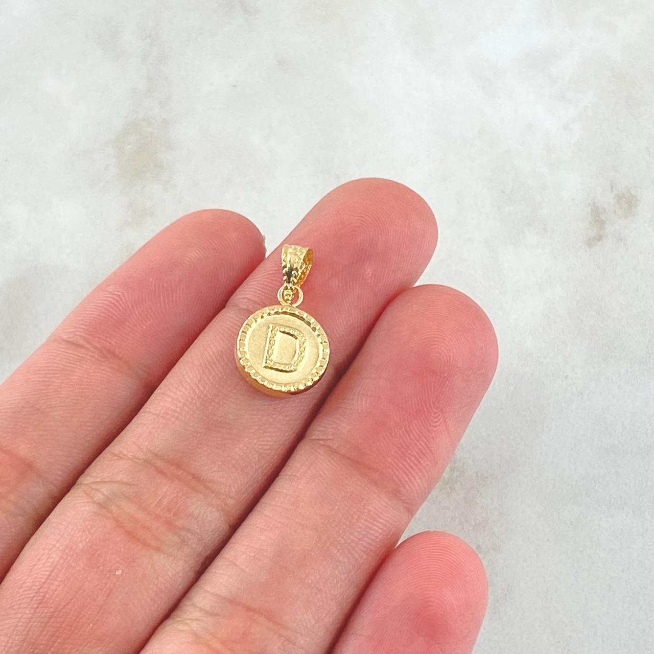 Dije Letra D 0.65gr / 1.7cm / Circulo Cargador Bordeado Oro Amarillo 18K