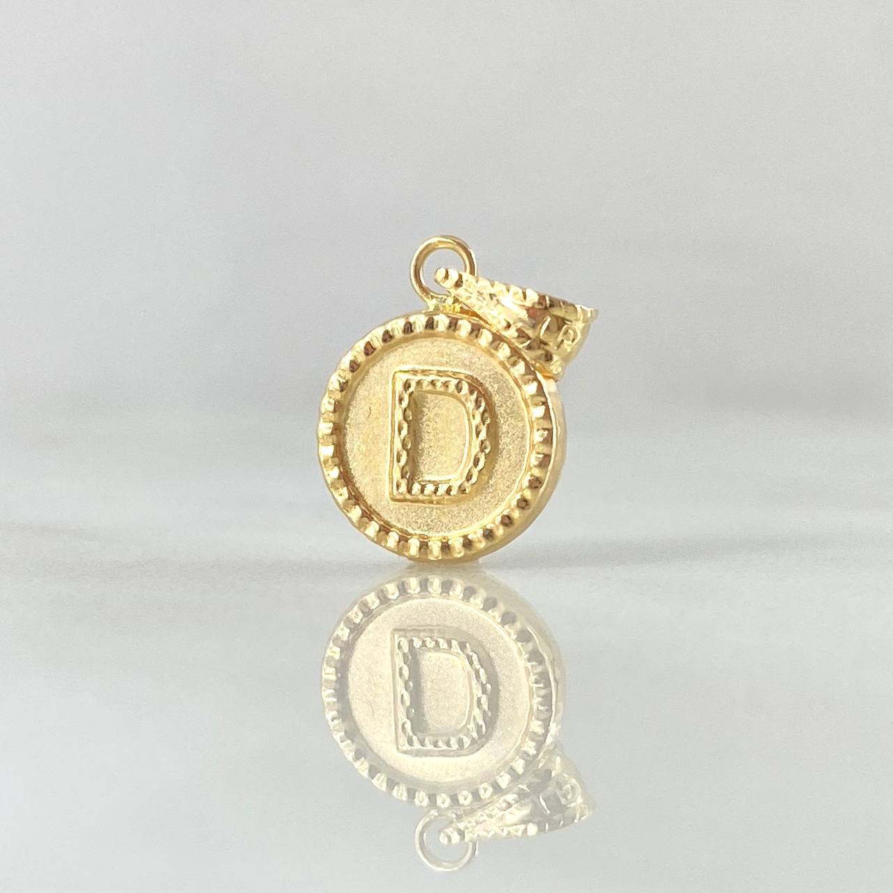 Dije Letra D 0.65gr / 1.7cm / Circulo Cargador Bordeado Oro Amarillo 18K