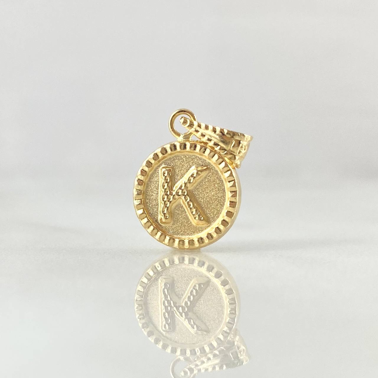 Dije Letra K 0.55gr / 1.7cm / Circulo Cargador Bordeado Oro Amarillo 18K