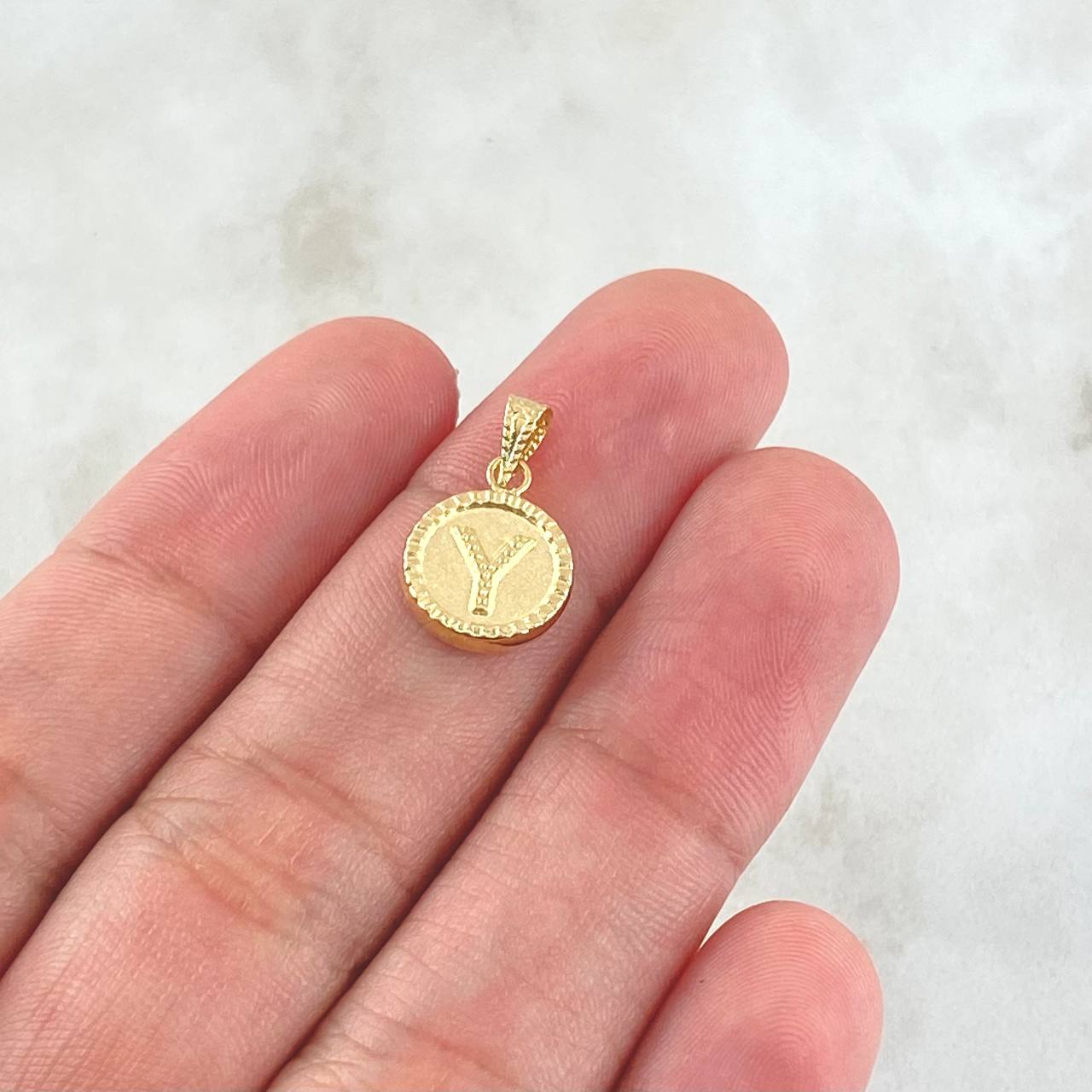 Dije Letra Y 0.55gr / 1.7cm / Circulo Cargador Bordeado Oro Amarillo 18K