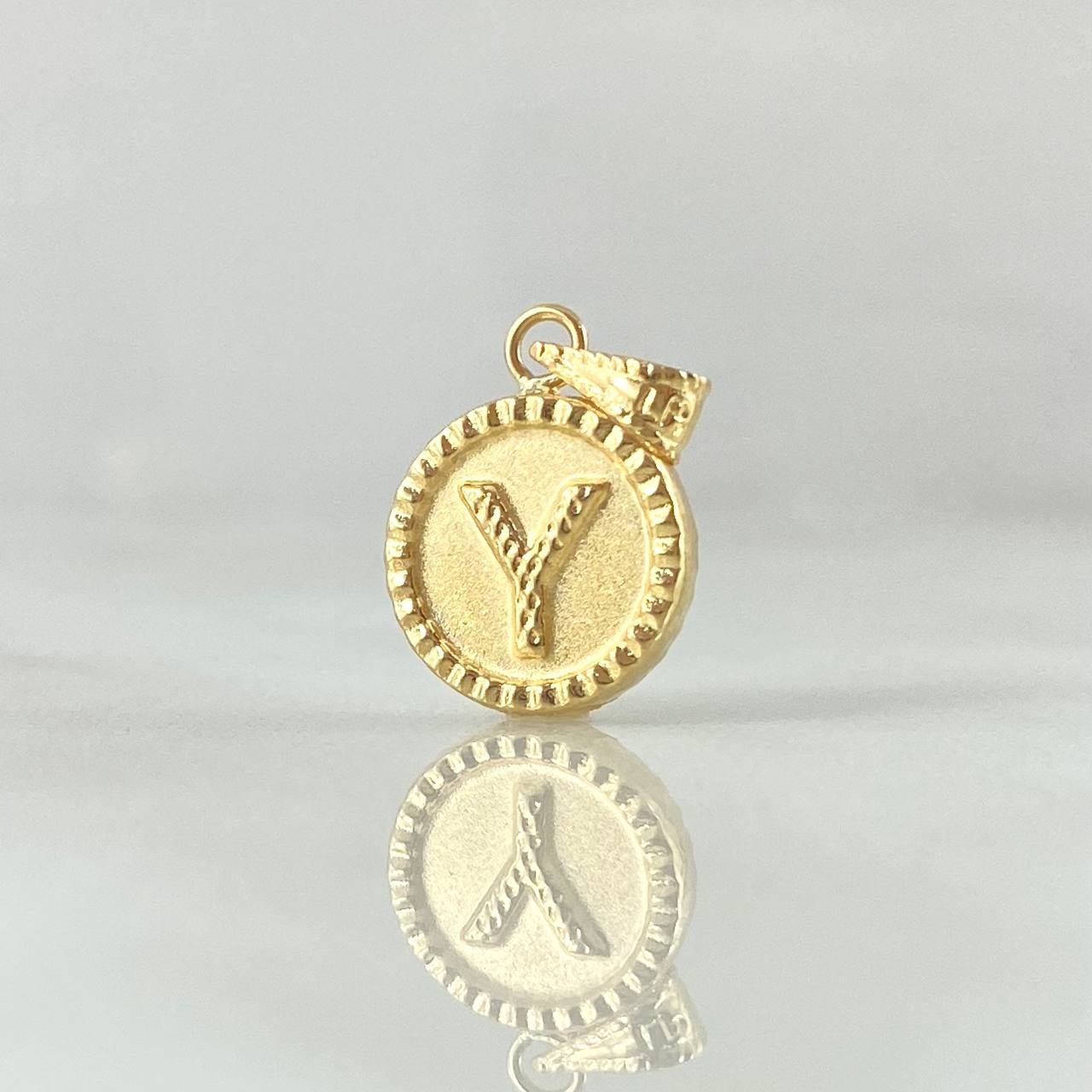 Dije Letra Y 0.55gr / 1.7cm / Circulo Cargador Bordeado Oro Amarillo 18K