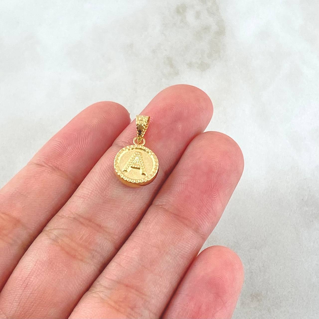 Dije Letra A 0.6gr / 1.7cm-Mate-Bordeado Oro Amarillo 18K ©