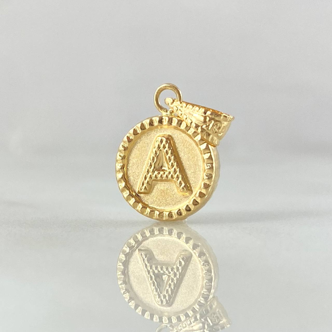 Dije Letra A 0.65gr / 1.7cm / Circulo Cargador Bordeado Oro Amarillo 18K