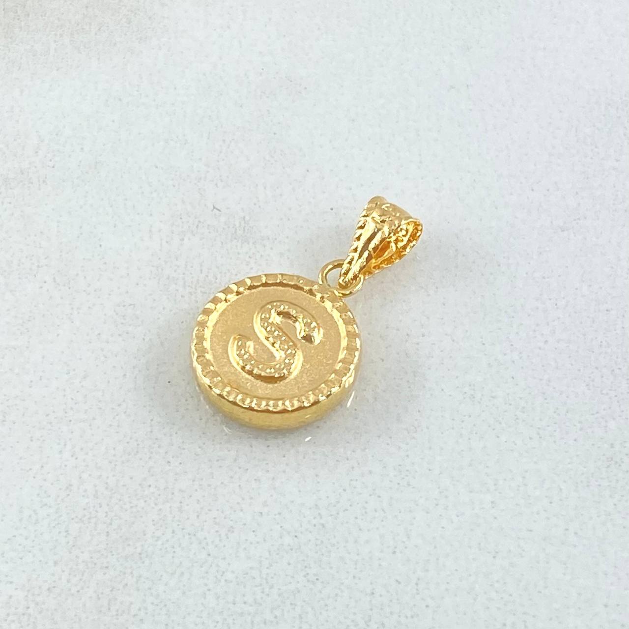 Dije Letra S 0.65gr / 1.7cm-Mate-Bordeado Oro Amarillo 18K ©