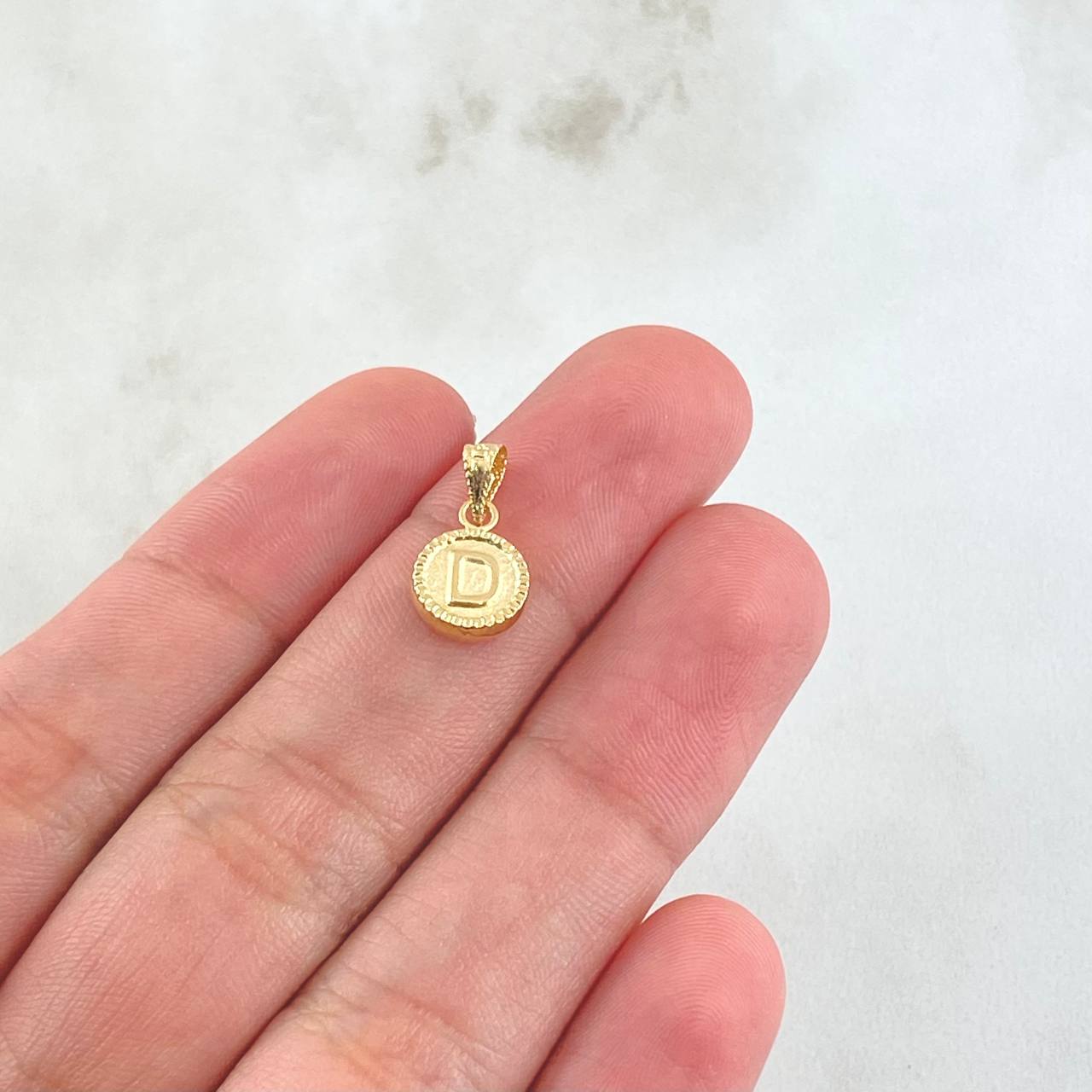 Pendant Letter D 0.45gr / 0.6in / Matte / Bordered 18K Gold ©