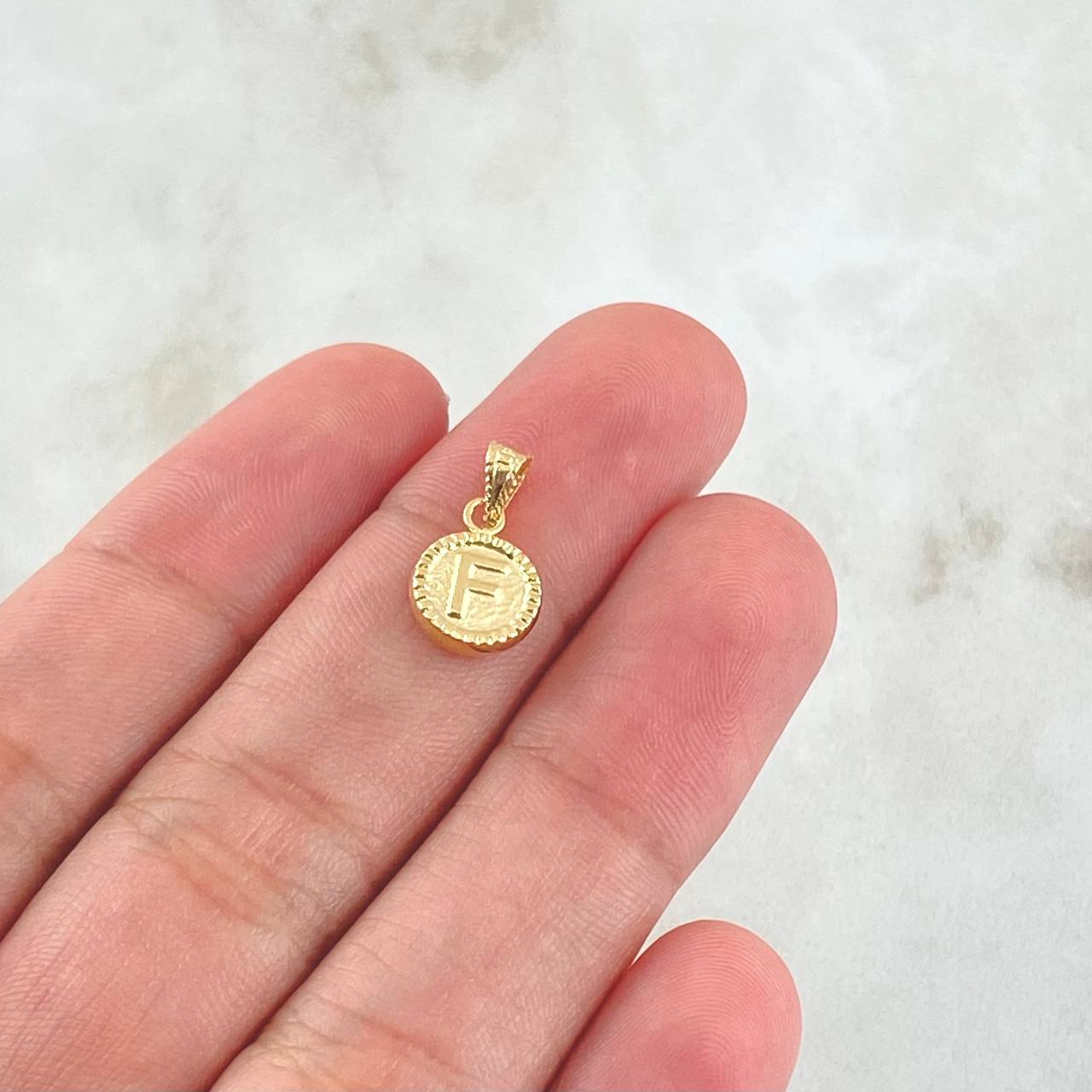 Dije Letra F 0.4gr / 1.4cm / Circulo Cargador Bordeado Oro Amarillo 18K *