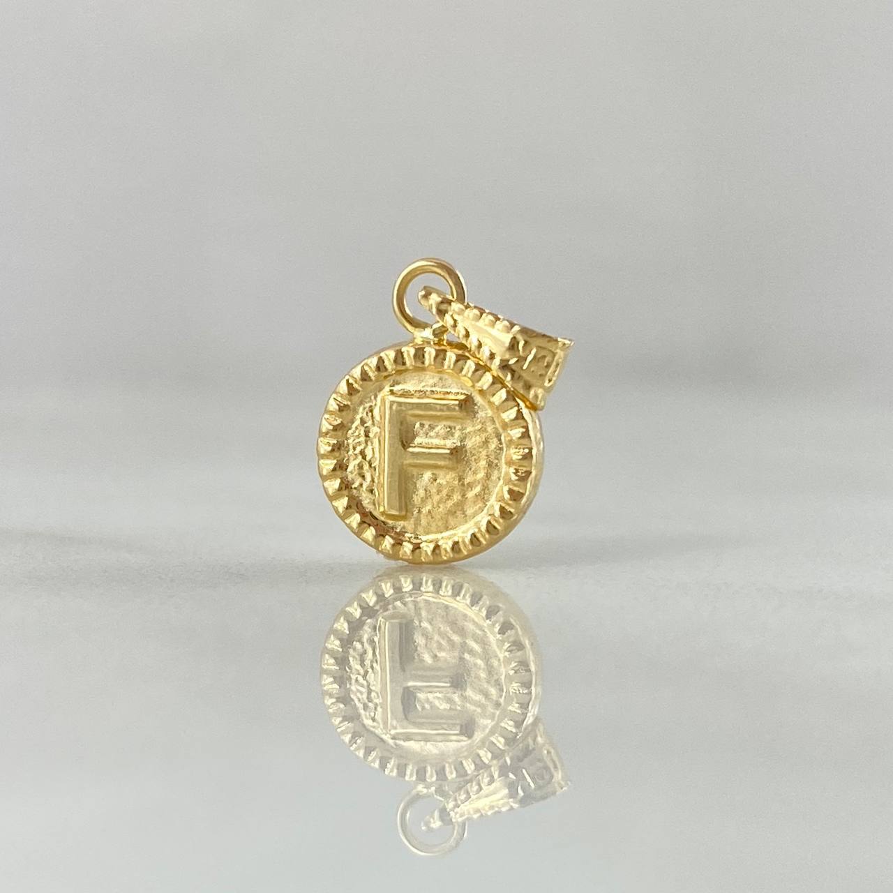 Dije Letra F 0.4gr / 1.4cm / Circulo Cargador Bordeado Oro Amarillo 18K *
