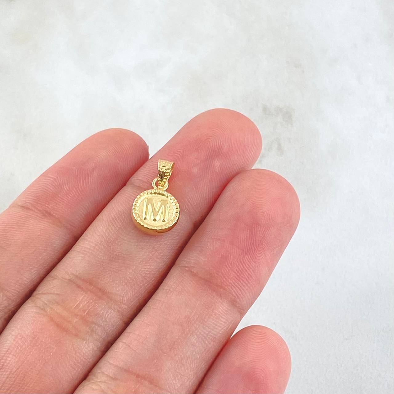 Dije Letra M 0.44gr / 1.4cm / Circulo Cargador Bordeado Oro Amarillo 18K *