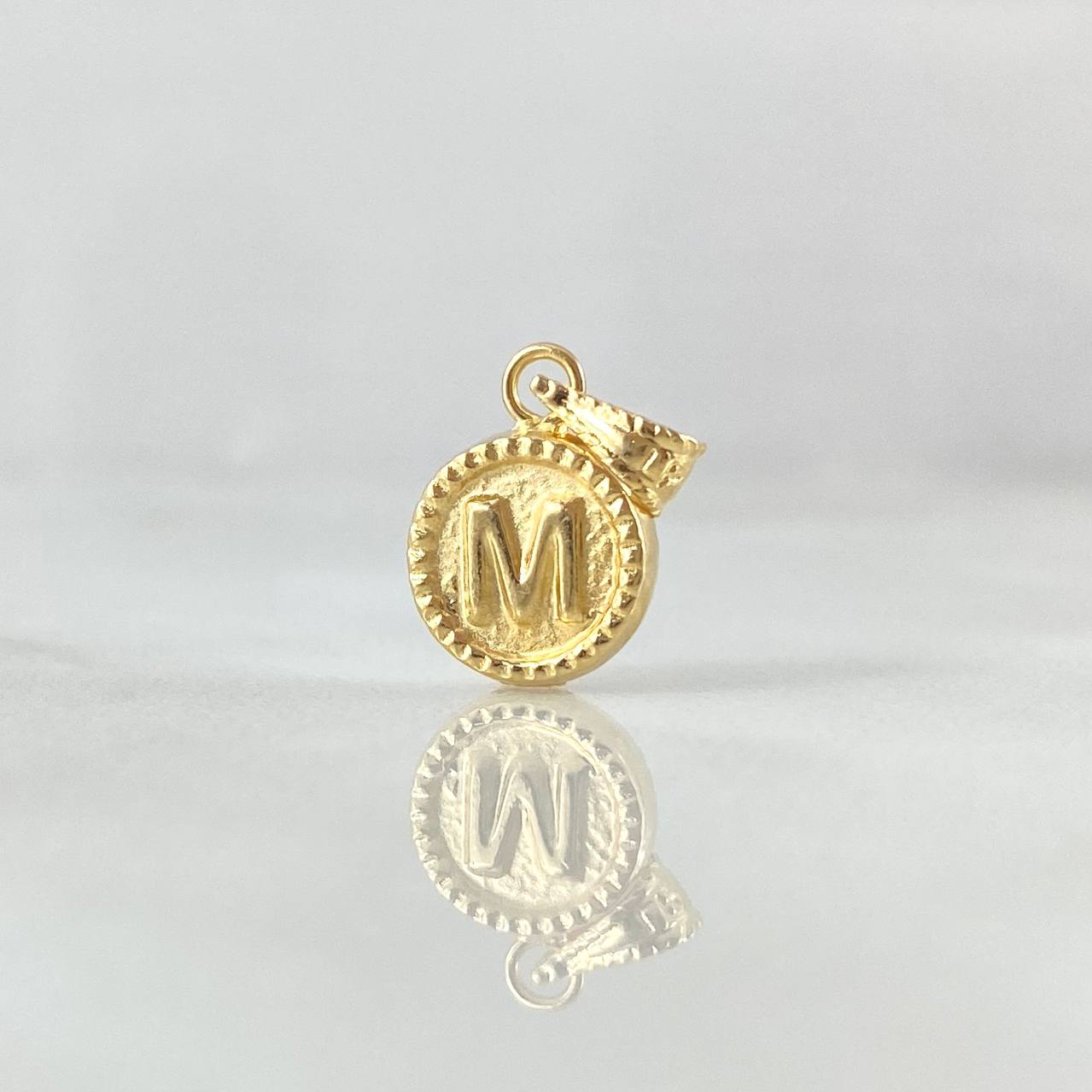 Dije Letra M 0.44gr / 1.4cm / Circulo Cargador Bordeado Oro Amarillo 18K *