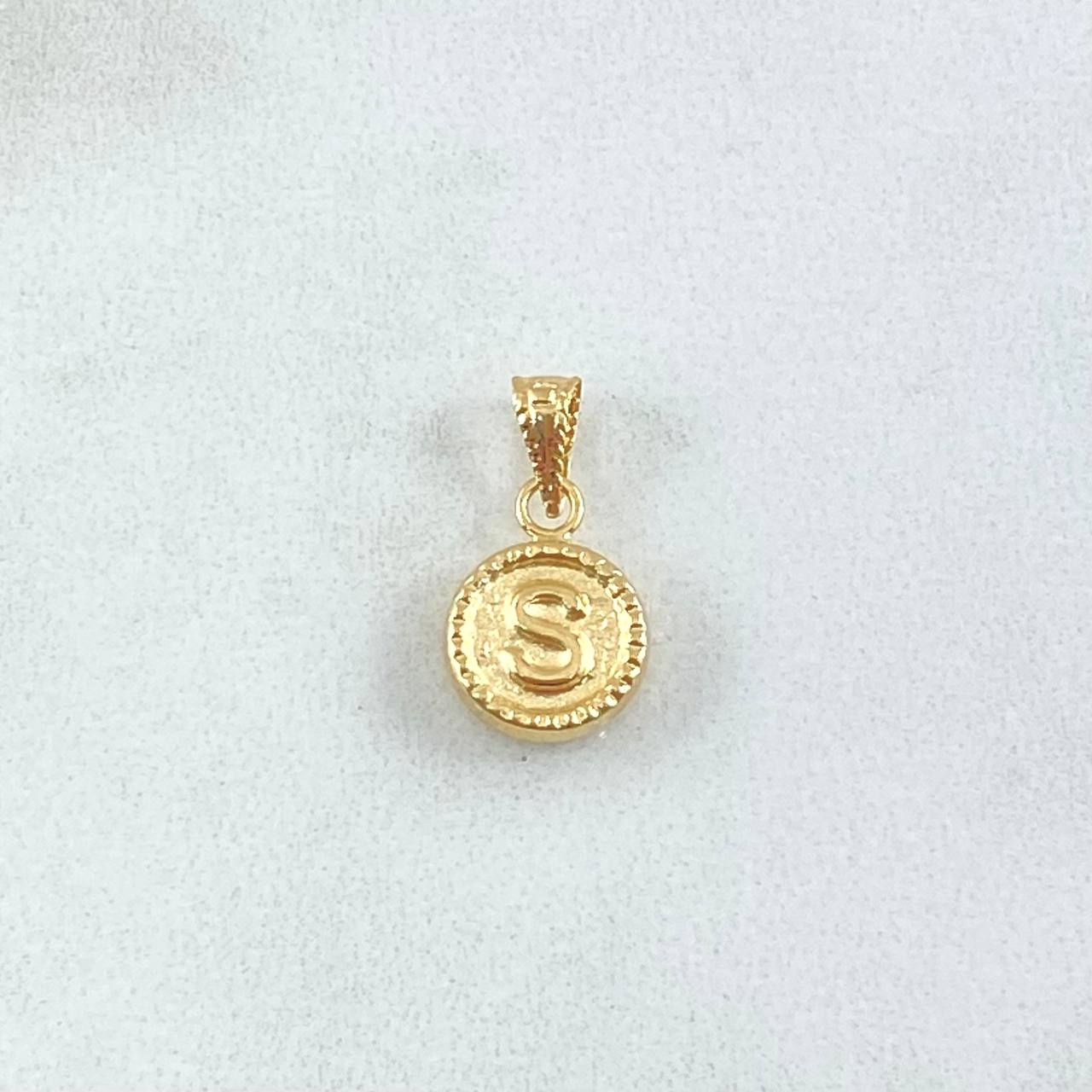 Dije Letra S 0.45gr / 1.4cm / Circulo Cargador Bordeado Oro Amarillo 18K
