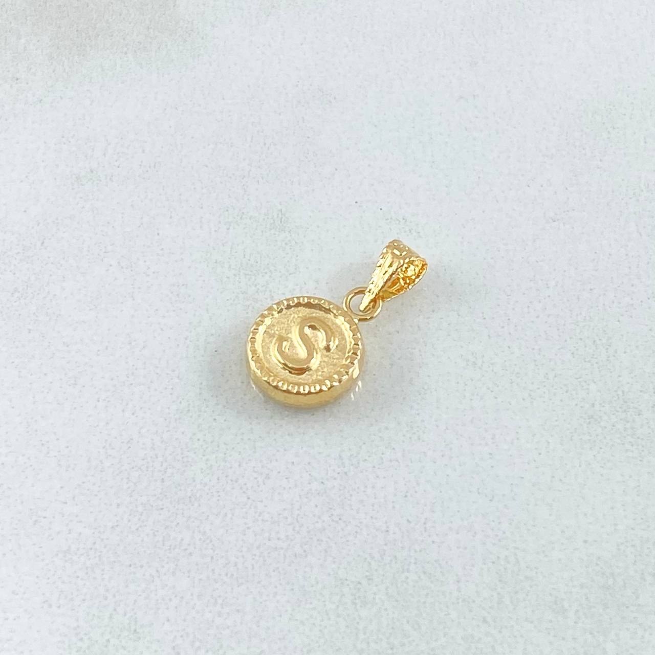 Dije Letra S 0.4gr / 1.5cm-Mate-Bordeado Oro Amarillo 18K ©