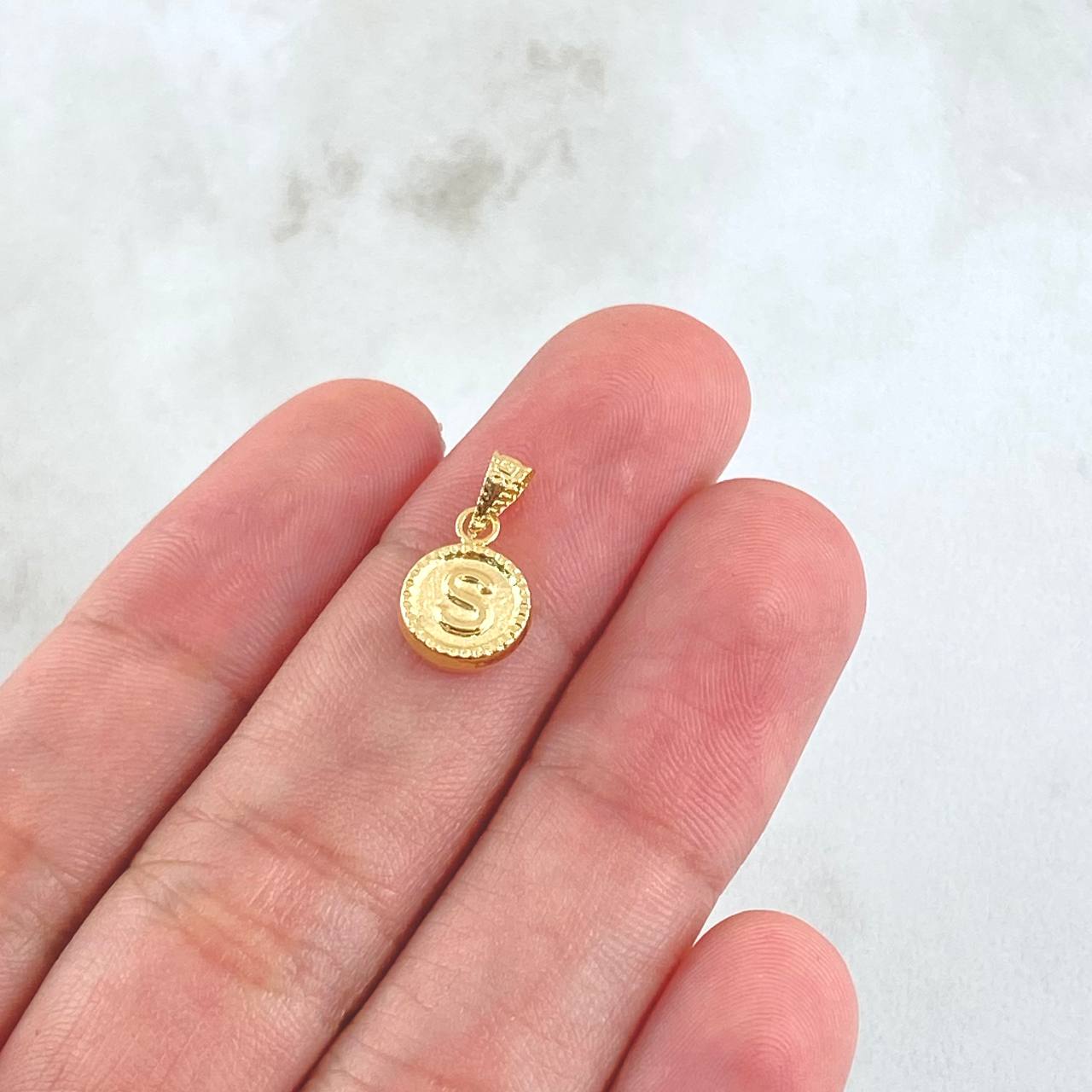 Dije Letra S 0.4gr / 1.5cm-Mate-Bordeado Oro Amarillo 18K ©