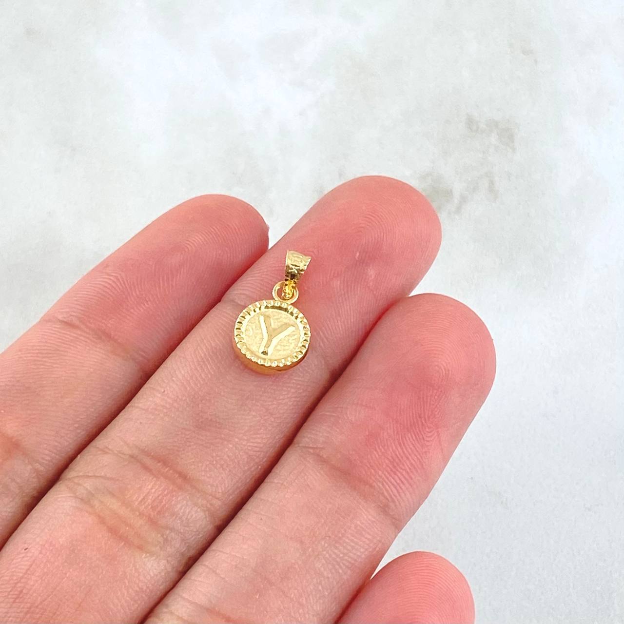 Dije Letra Y 0.45gr / 1.4cm / Circulo Cargador Bordeado Oro Amarillo 18K *