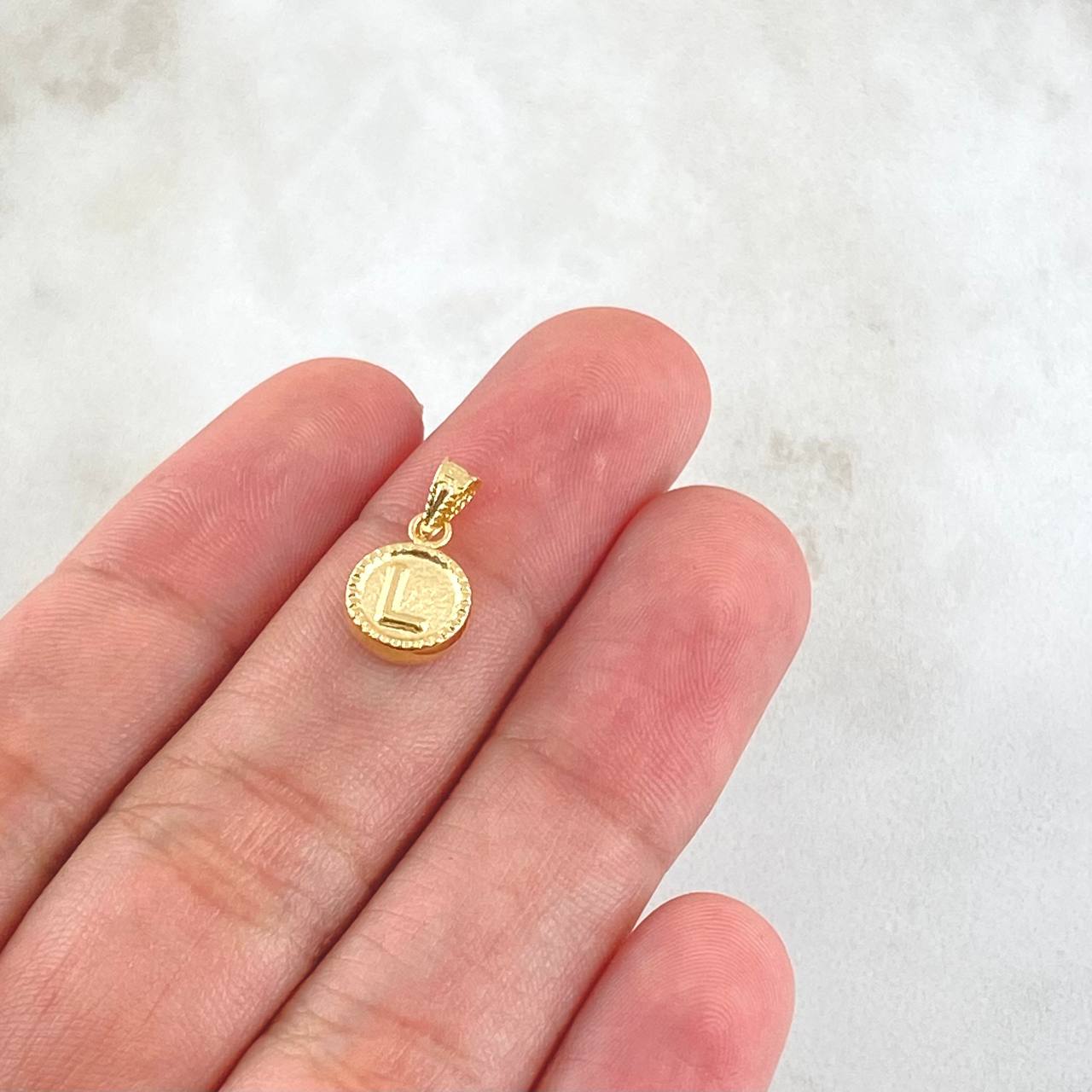 Dije Letra L 0.45gr / 1.4cm / Circulo Cargador Bordeado Oro Amarillo 18K *