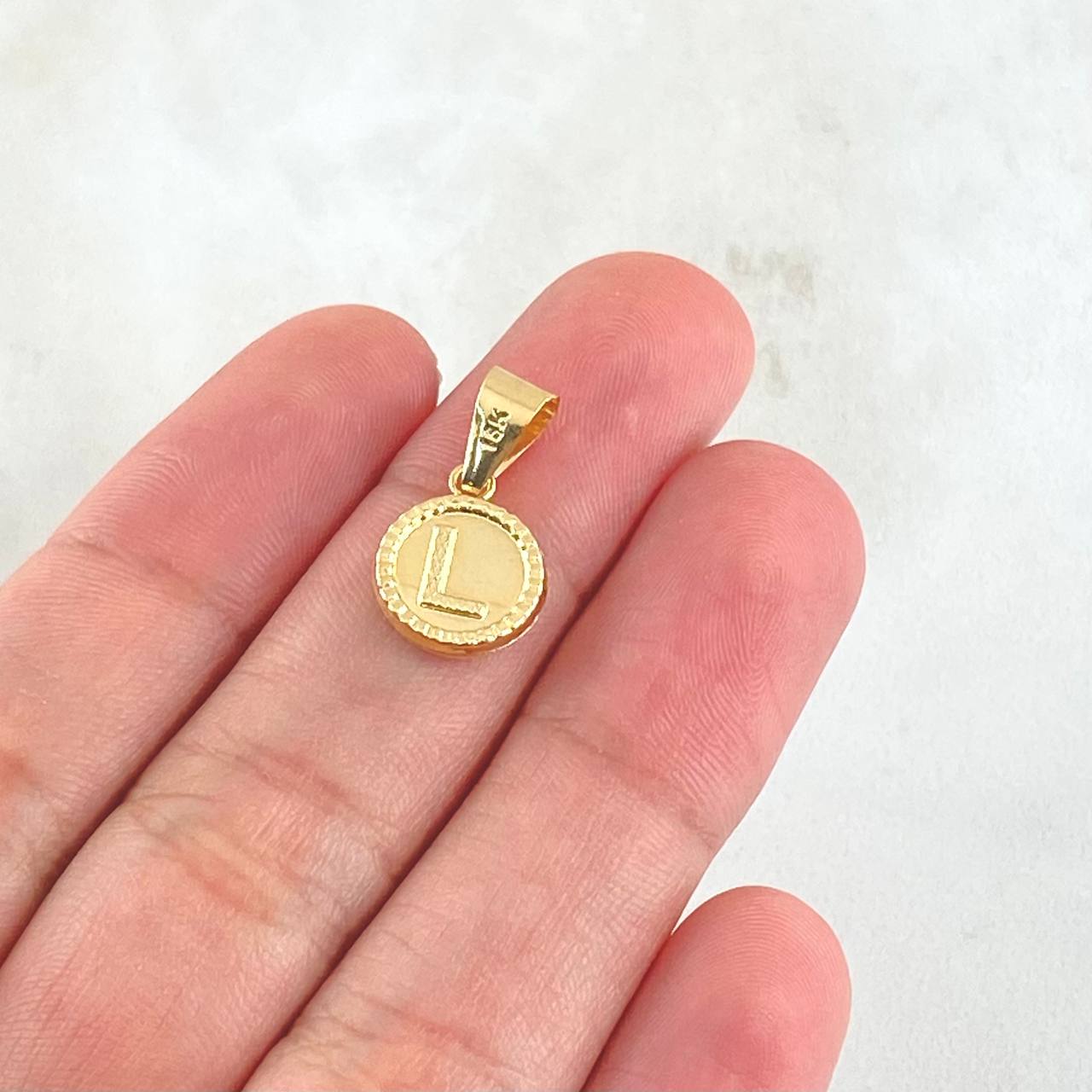 Pendant Letter L 0.6gr / 0.7in / 18K Gold ©