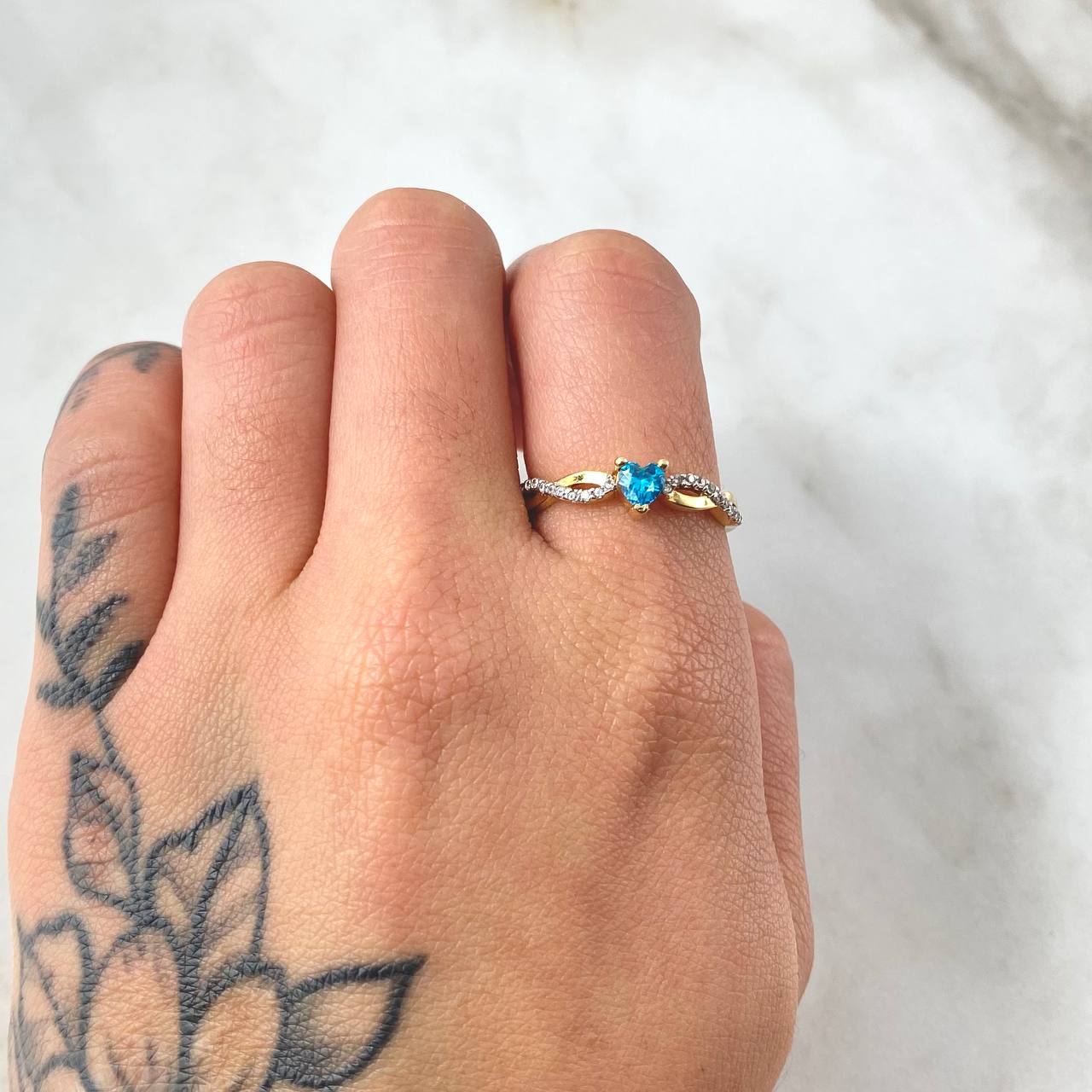 Solitaire Heart Linear Ring 1.95gr / Size 7 1/4 / 18K Gold