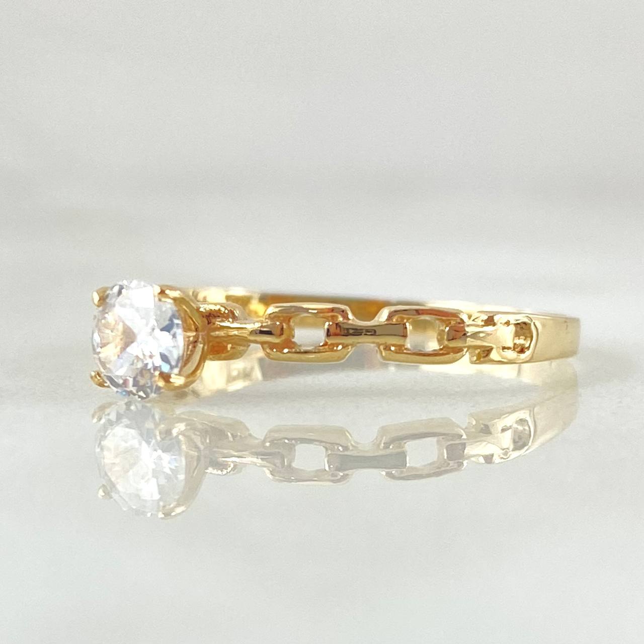 Anillo Solitario Cubano 1.4gr / T7 1/4 / Oro Amarillo 18K