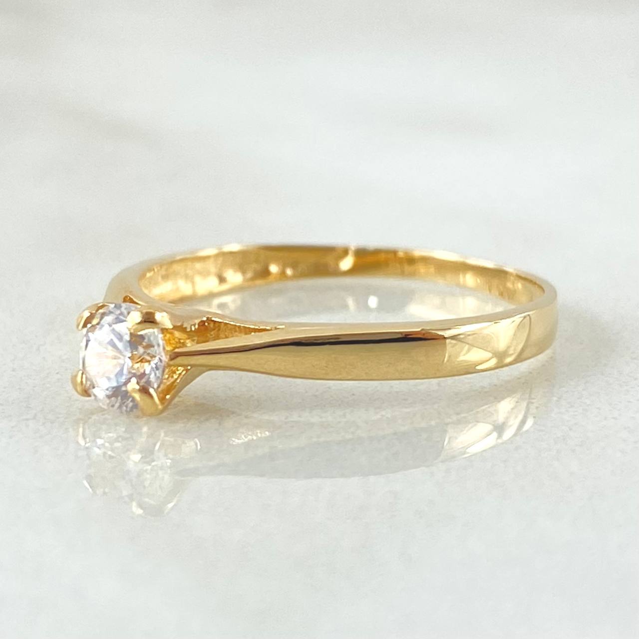 Solitaire Central Ring 1.45gr / Size 5 1/2 / 18K Gold