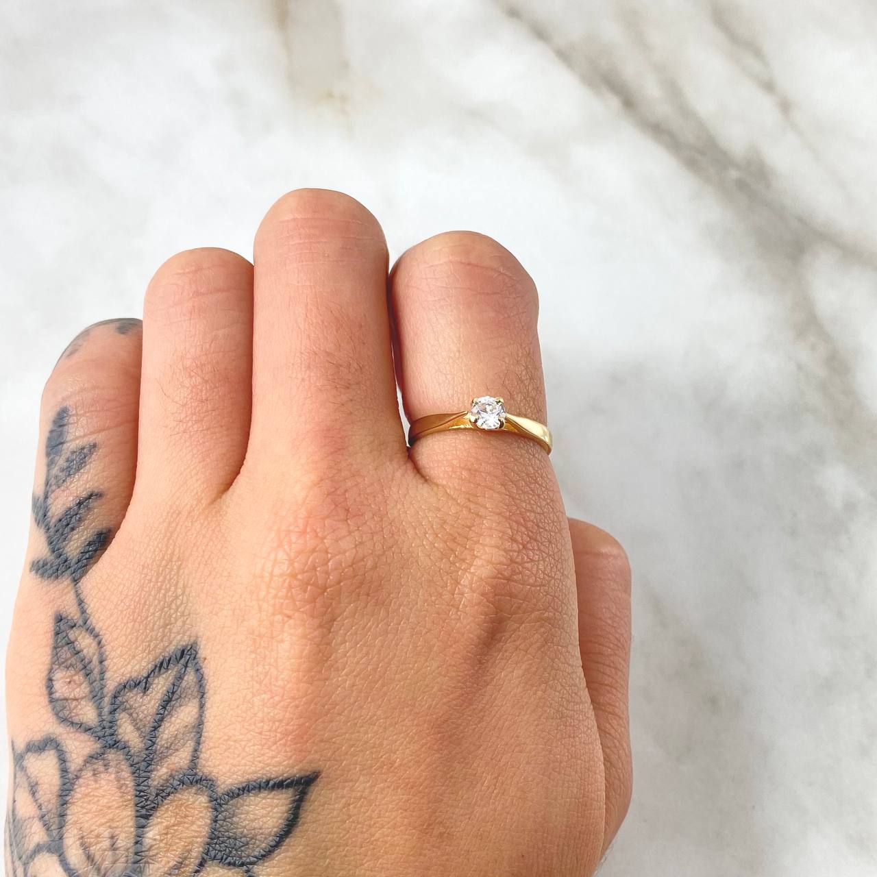 Solitaire Central Ring 1.45gr / Size 5 1/2 / 18K Gold