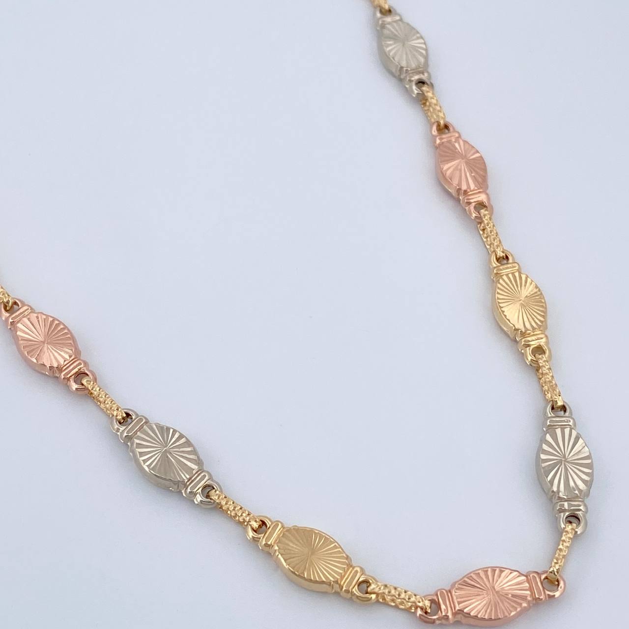 Cadena Rustica Eslabon 12.9gr / 56.5cm / Tres Oros 18K $