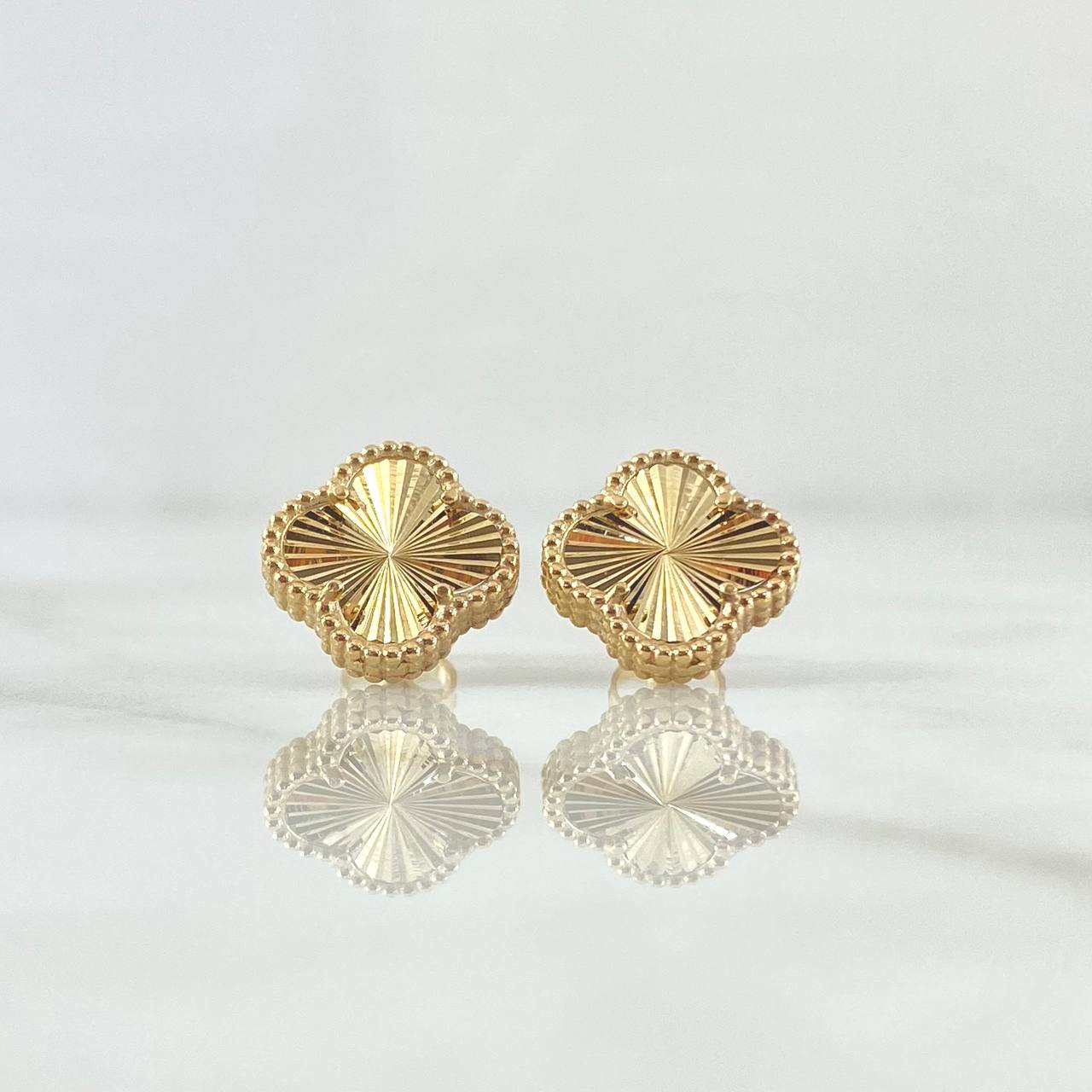 Topos Trebol 3.25gr / 10.5mm Borde Punteado Reian Diamantado Oro Amarillo 18K