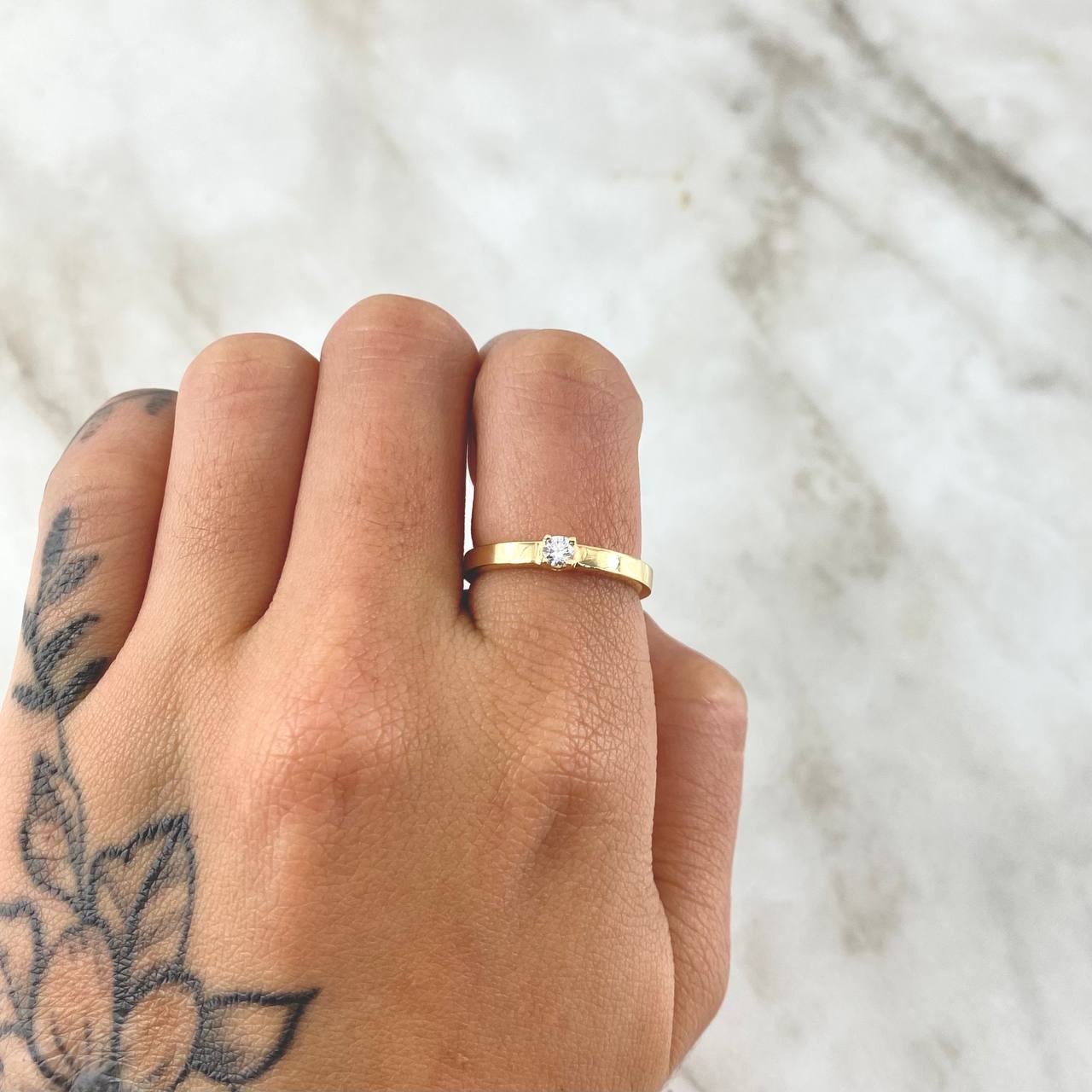 Anillo Solitario Liso Grueso 2.15gr / T7 1/4 / Circon Blanco Oro Amarillo 18K ©