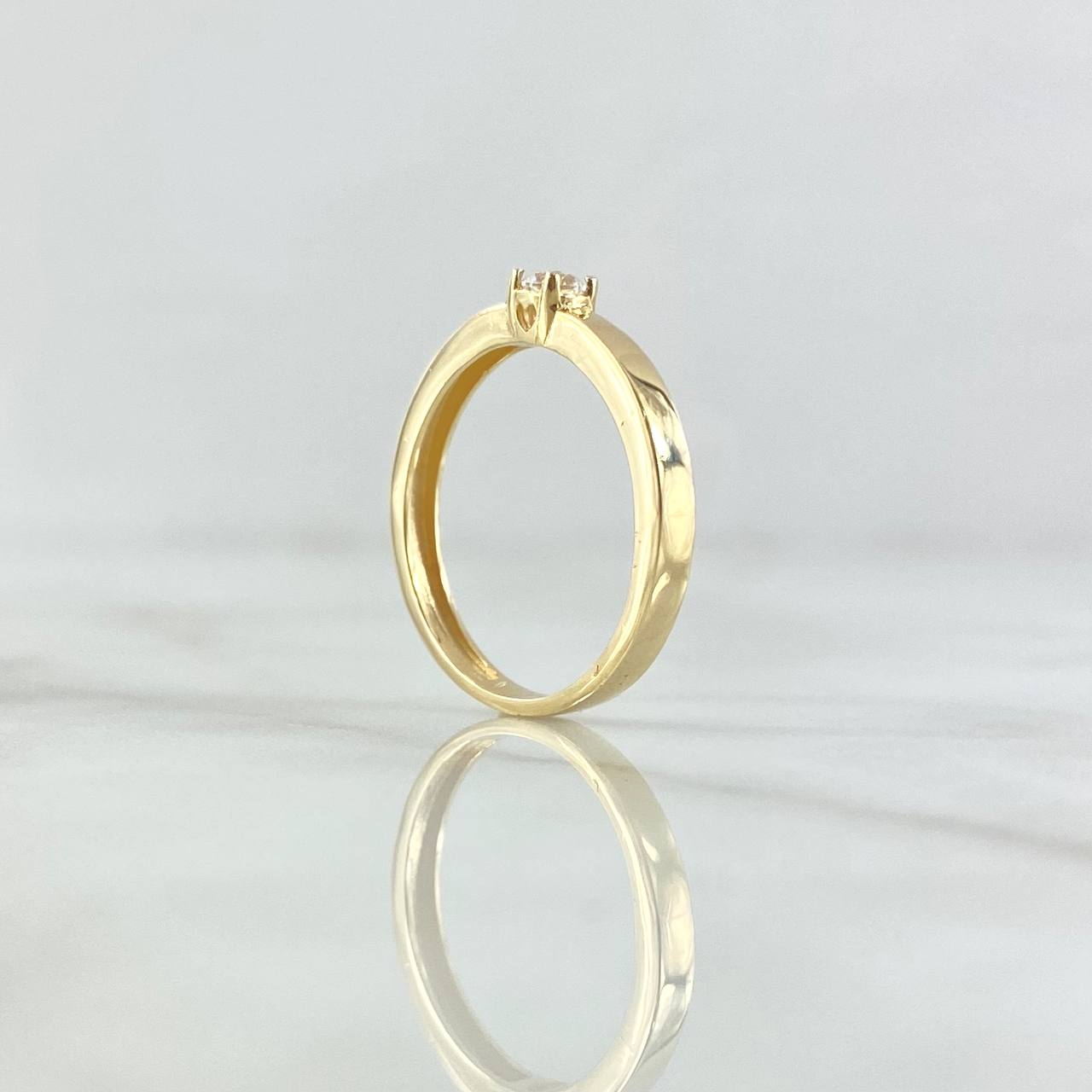 Anillo Solitario Liso Grueso 2.15gr / T7 1/4 / Circon Blanco Oro Amarillo 18K ©