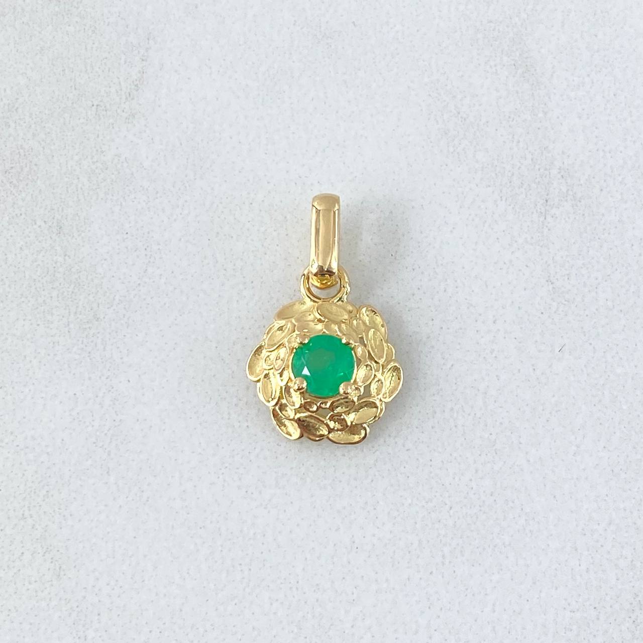 Dije Flor Remolino 1.45gr / 2cm / Esmeraldas 31 Pts Oro Amarillo 18K (Joya)