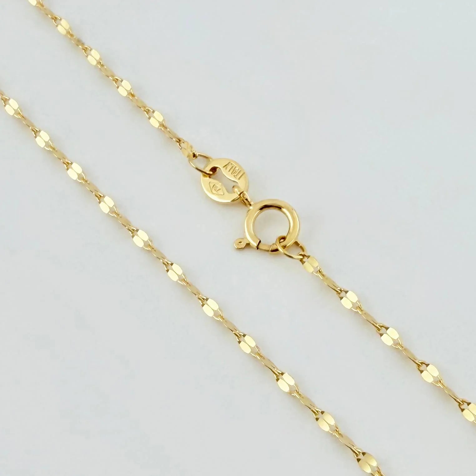 Set Cadena Flor De Espejo + Dije Dije Virgen De La Guadalupe Redondo / 1,35gr / 18 in Oro Amarillo 18K