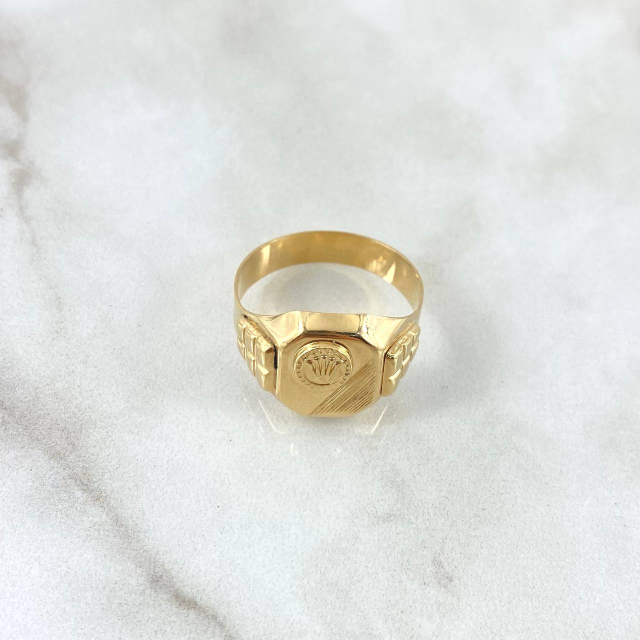 Anillo Sello Corona Rayada 4.15gr / T11 / Oro Amarillo 18K ©