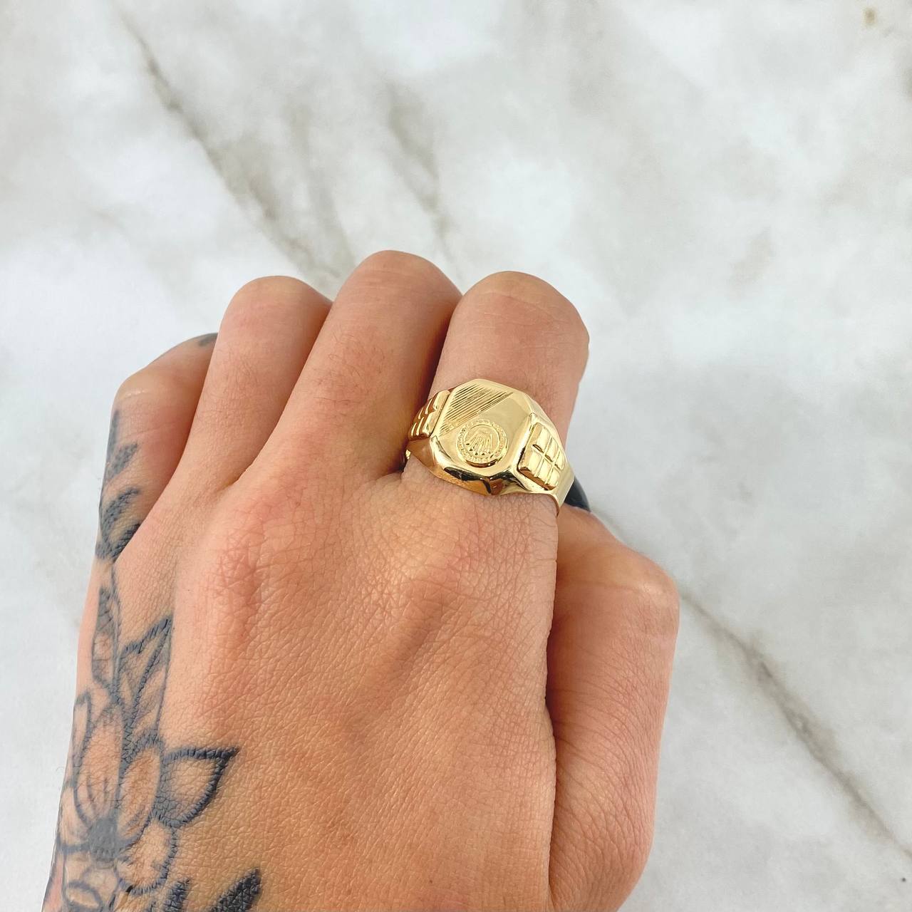 Anillo Sello Corona Rayada 4.15gr / T11 / Oro Amarillo 18K ©