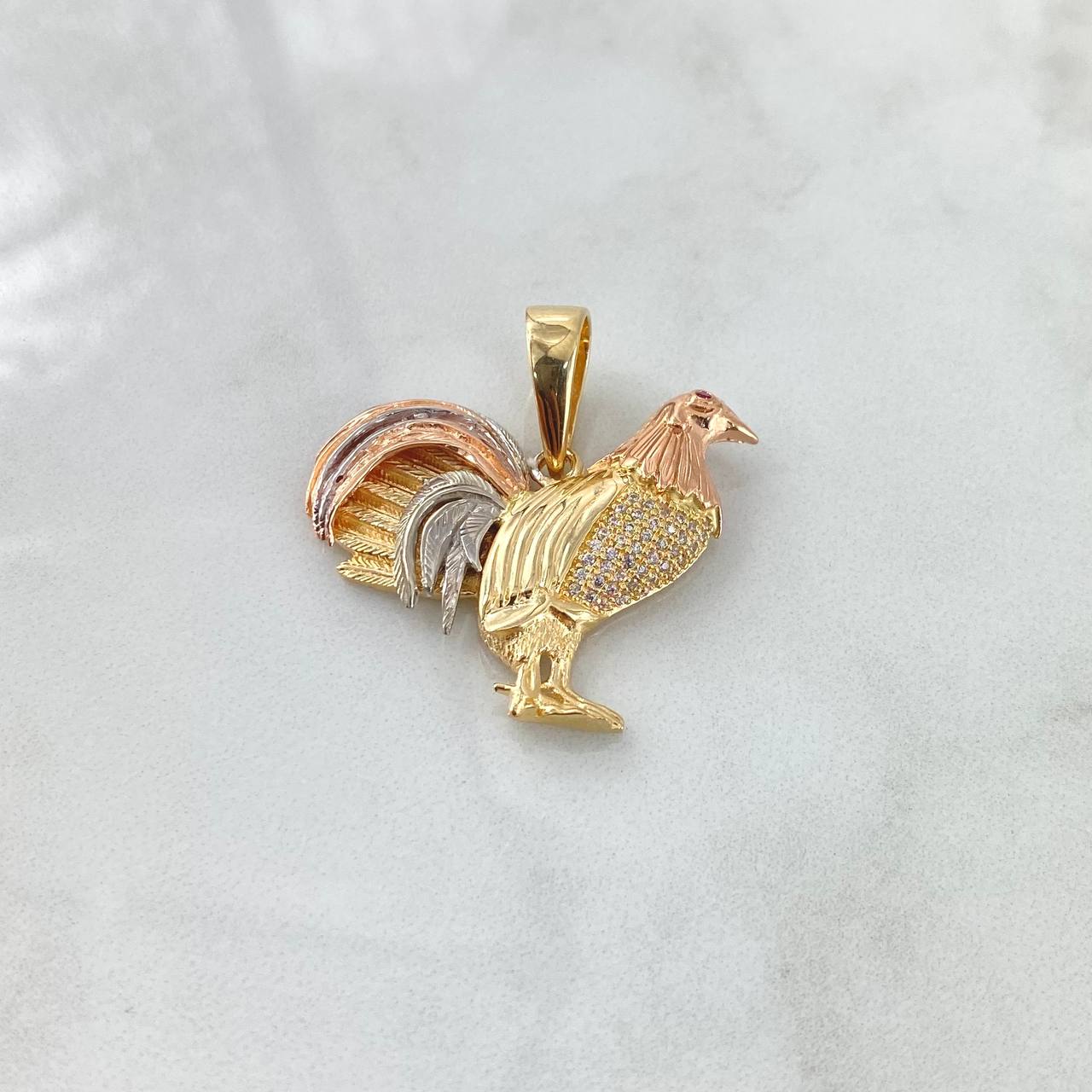 Pendant Fine Rooster 10.7gr / 3.5cm / White Fuchsia Zircons Three 18K Golds ©